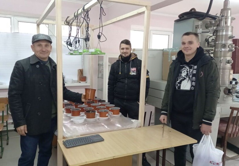 Проведення вегетаційного експерименту (Олександр КОНОНЧУК, Віктор МАРКІВ, Юрій ВАЛЬЧУК)